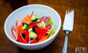 Вредный «Оливье»: диетологи раскрыли составляющие полезных и вредных салатов