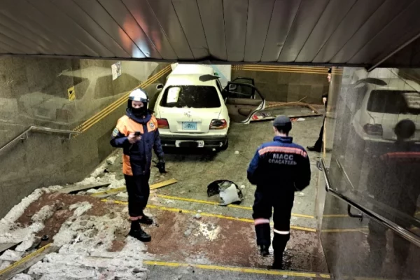 Автомобиль протаранил двери станции метро в Новосибирске и слетел по лестнице