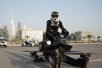 Фото: Дубайские полицейские начали тестировать летающий мотоцикл 1