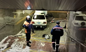 Автомобиль протаранил двери станции метро в Новосибирске и слетел по лестнице