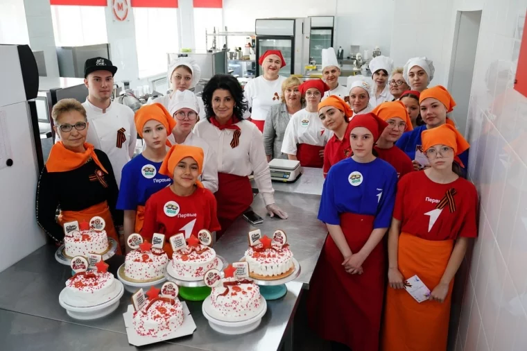 Фото: В Кемерове активисты и студенты испекли праздничные торты для ветеранов  9