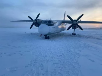 Фото: В Якутии пассажирский самолёт отклонился от взлётно-посадочной полосы и сел на песчаную косу реки  1
