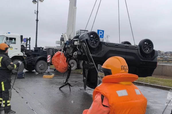 Один человек выжил после падения автомобиля в Неву в Санкт-Петербурге