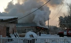 Почти 400 «квадратов»: серьёзный пожар в Кузбассе попал на видео