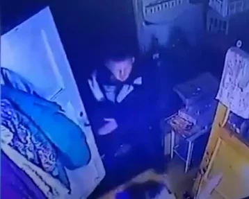 Фото: Разбойное нападение на магазин в Кемерове попало на видео 1
