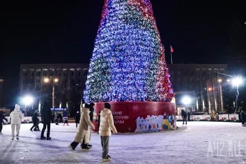 Фото: В Кемерове на площади Советов Дед Мороз и Снегурочка зажгли ёлку и открыли каток 1