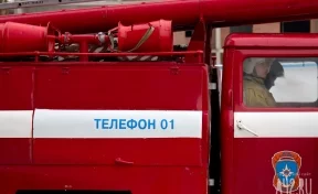 В Кузбассе на дороге загорелся зерноуборочный комбайн