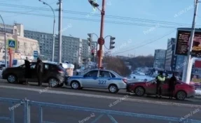 «Необычный паровозик»: в Кемерове произошло ДТП с участием полицейской машины