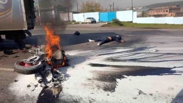 Фото: В Кузбассе мотоцикл загорелся после столкновения с грузовиком 1