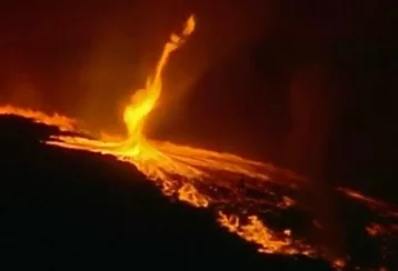Фото: «Дьявольское пламя» в Португалии попало на видео 1
