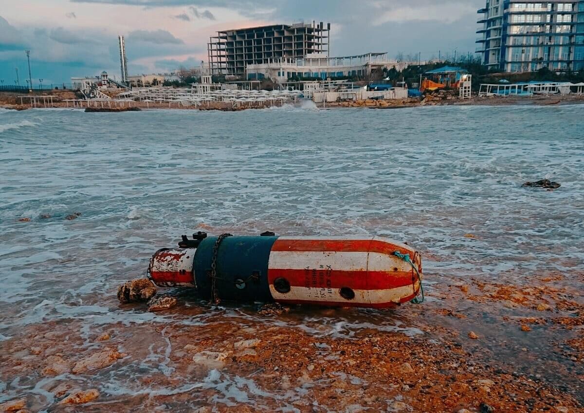 Росгвардия: шторм выбросил на пляж морскую мину под Севастополем