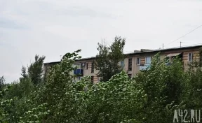 В Кузбассе сильный ветер повредил кровлю школы