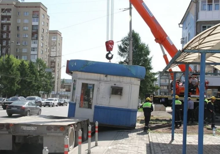 Фото: В центре Кемерова на остановке убрали старый ларёк 2