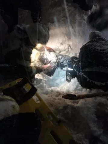 Фото: Новокузнечанка провела 10 часов в снежном плену и выжила: очевидец рассказал об инциденте 1