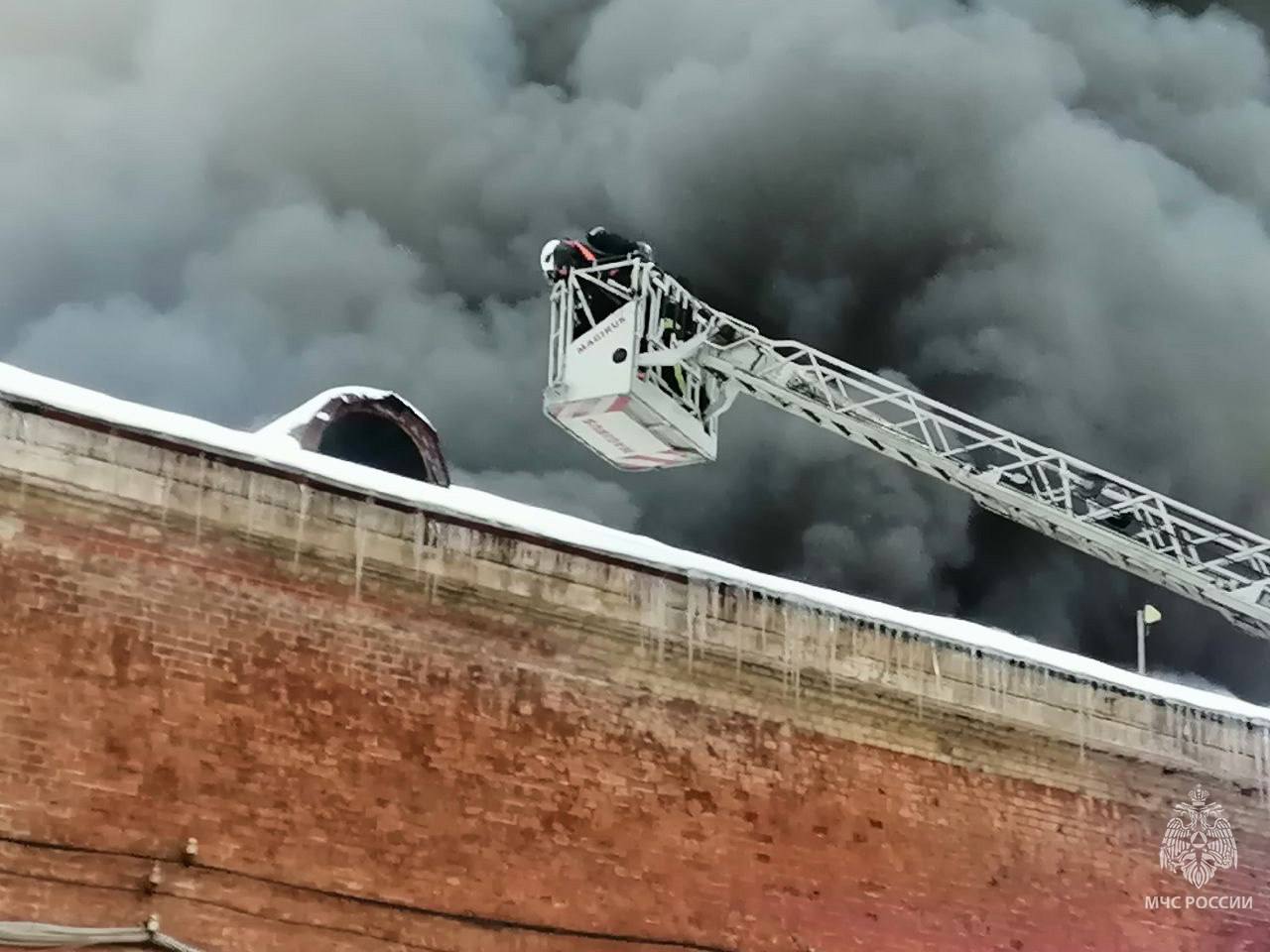 На сгоревшем цветочном складе в Москве по ночам проводили вечеринки с генераторами дыма и свечами