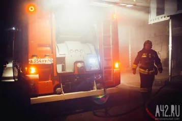 Фото: Пожар произошёл в гараже с автомобилями в Кузбассе 1