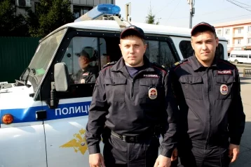 Фото: В Кузбассе полицейские выломали железные ворота ради спасения погорельца 1