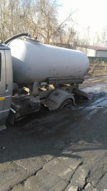 Фото: В Кемерове ассенизаторская машина провалилась в выбоину на дороге 3