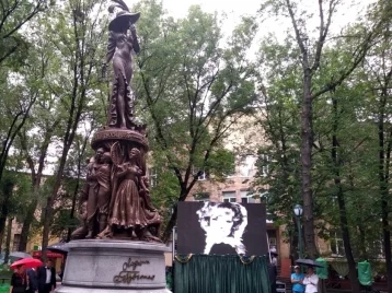 Фото: В Харькове установлен памятник Людмиле Гурченко 1