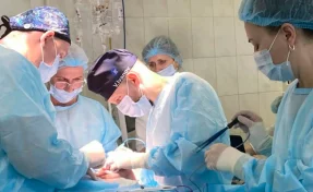 Кузбасские врачи удалили с лица девушки редкую опухоль весом 5 кг