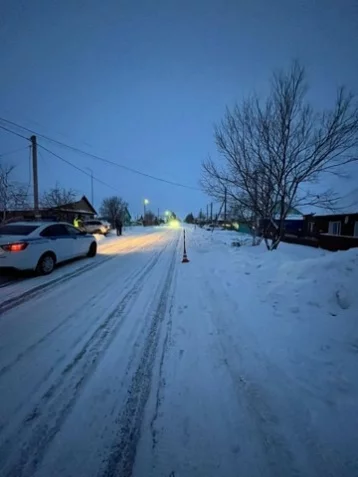 Фото: В Омской области пьяный водитель сбил женщину и санки с трёхлетним ребёнком 1