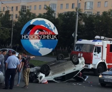 Фото: В ДТП с «перевёртышем» в Новокузнецке пострадали два человека 1