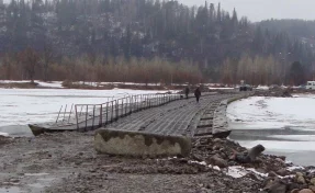 «Может оторваться от берега»: в Кузбассе запретили движение по понтонному мосту