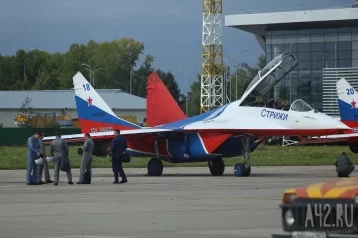 Фото: «Стрижи» прилетели в Кузбасс и ответили на вопросы кемеровских школьников 1