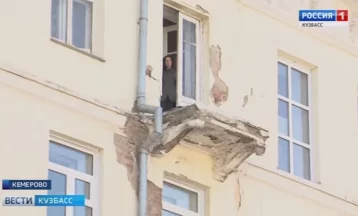 Фото: Кемеровчане обеспокоены разрушением балконов с лепниной в центре города 1