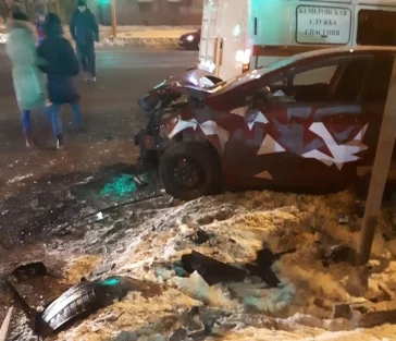 Фото: В полночь в Кемерове лоб в лоб столкнулись «десятка» и Hyundai Elantra 3