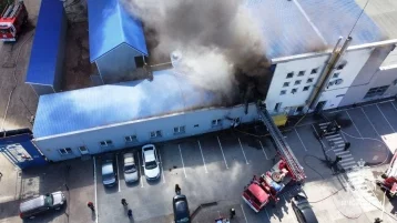 Фото: Мощный пожар в Уфе: на площади 600 «квадратов» горит мебельный склад 1
