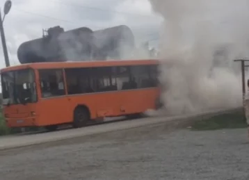 Фото: В Кемеровском районе загорелся автобус 1