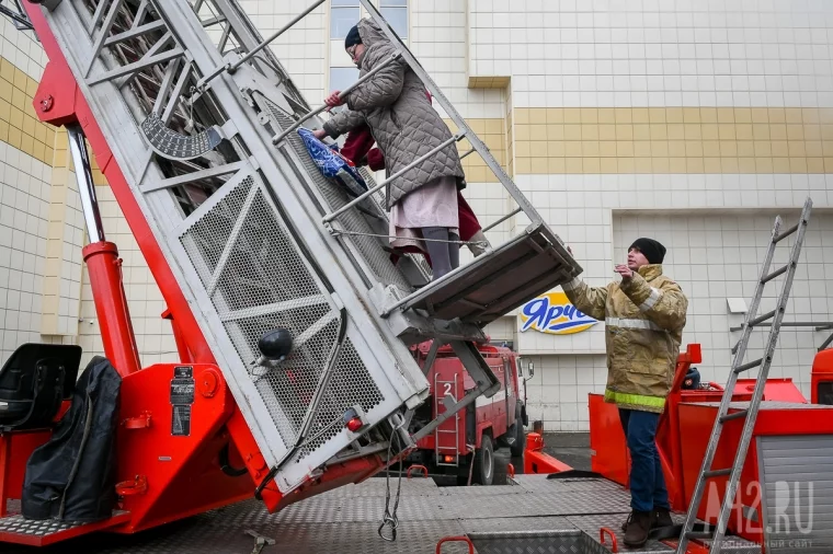 Эвакуация людей из ТРЦ. Фото: Александр Патрин / A42.RU