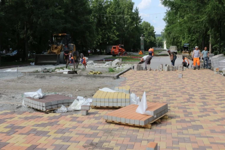 Фото: В Кемерове начали укладывать новую тротуарную плитку на Весенней улице 4