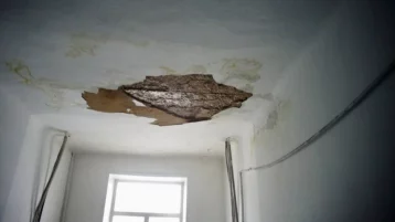 Фото: В Кемерове управляющую компанию обязали починить протекающую крышу после обрушения штукатурки в доме 1