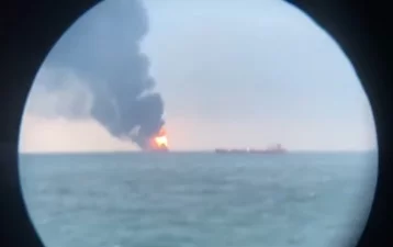 Фото: Опубликовано видео пожара на кораблях в Керченском проливе 1
