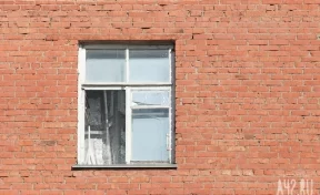 В Новокузнецке трёхлетний ребёнок играл в открытом окне шестого этажа