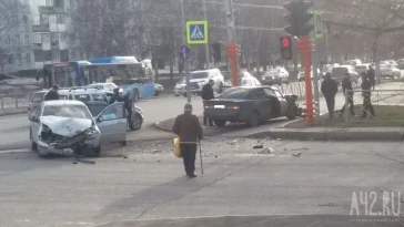Фото: В Кемерове после ДТП авто вылетело на тротуар 3