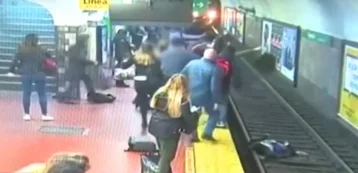 Фото: Пассажир метро упал в обморок и столкнул женщину под движущийся поезд 1