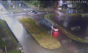 В Кузбассе жёстко столкнулись два автомобиля: момент ДТП попал на видео