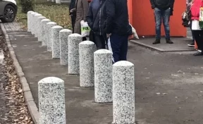 На остановке в центре Кемерова установили ограждающие столбики