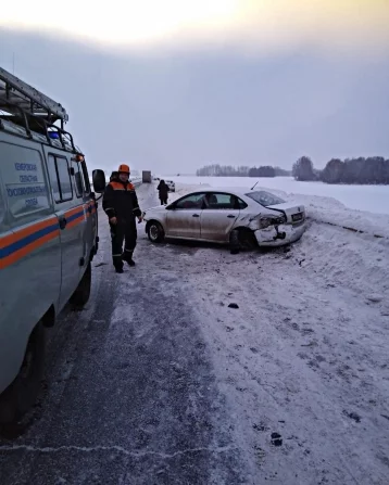Фото: На кузбасской трассе столкнулись два автомобиля Volkswagen 1