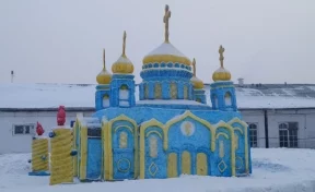 В Кузбассе осуждённые построили копию храма Христа Спасителя из снега