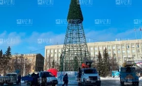 В Кемерове начали разбирать новогоднюю ель на площади Советов