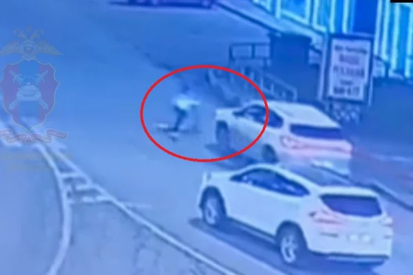 В Новокузнецке 10-летний мальчик на самокате попал под колёса автомобиля