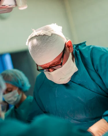 Червяк в глазу, гидравлический пенис и мочевой пузырь из кишки. Уникальные операции 2025 года в Кузбассе