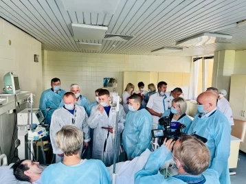 Фото: Губернатор Кузбасса навестил в больнице спасённого на шахте «Распадская-Коксовая» горняка 1