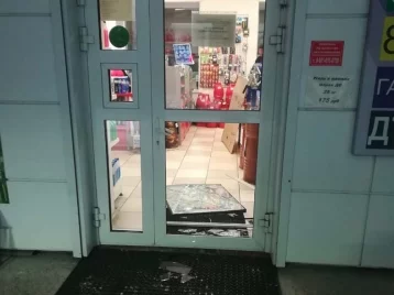 Фото: В Кузбассе пьяный посетитель разбил ногой входную дверь АЗС 1
