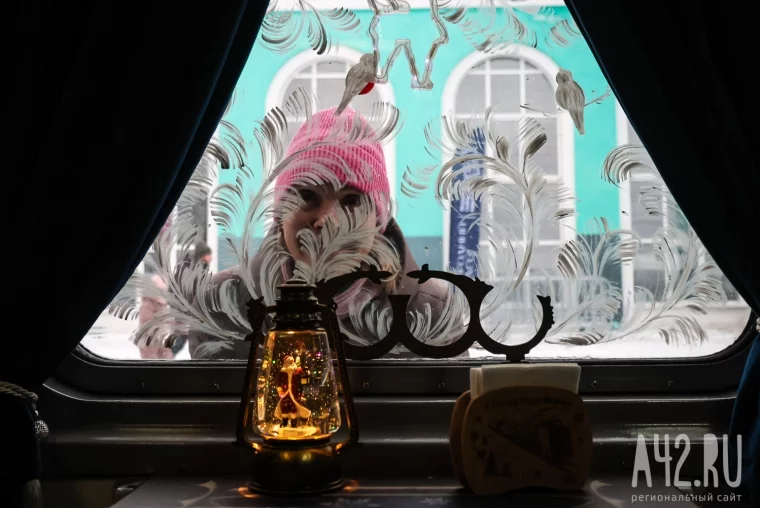 Фото: Волшебство на перроне: в Кемерово приехал поезд Деда Мороза 48