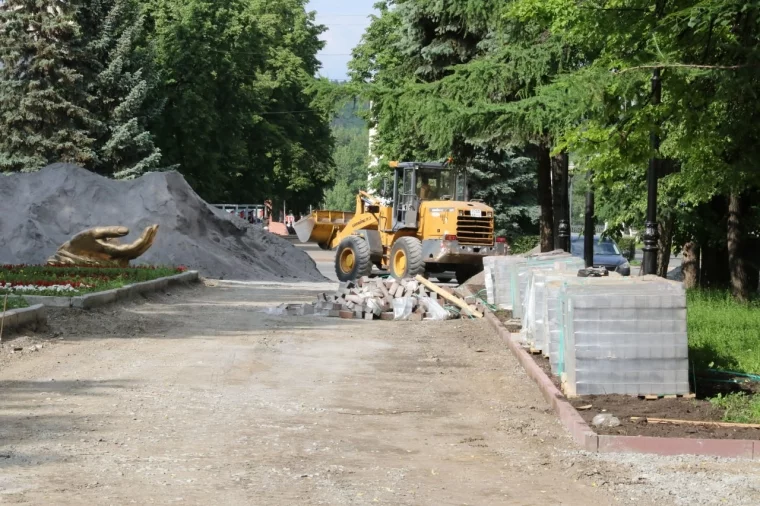 Фото: В Кемерове начали укладывать новую тротуарную плитку на Весенней улице 7